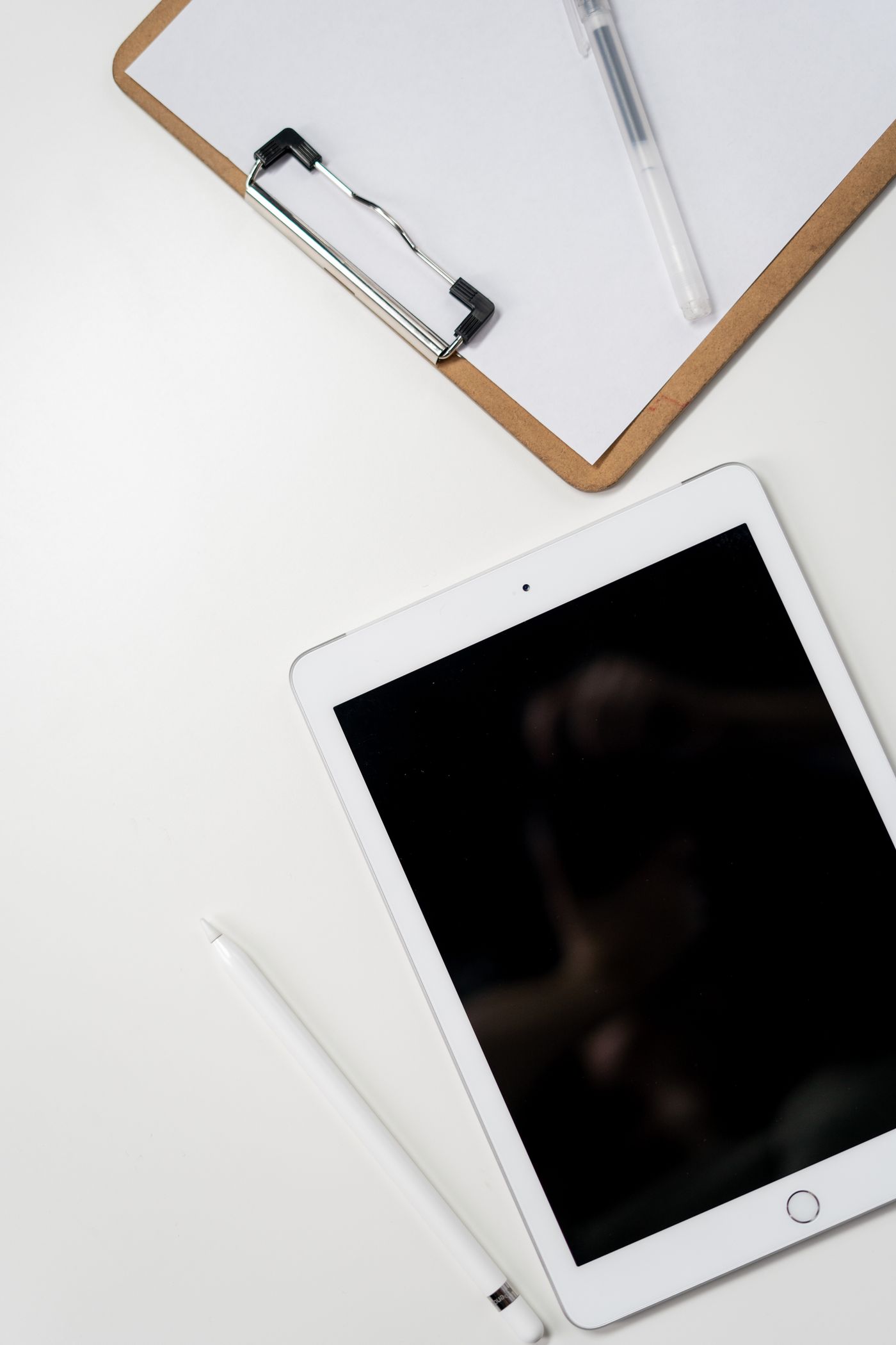 Tablet og pen på skrivebord