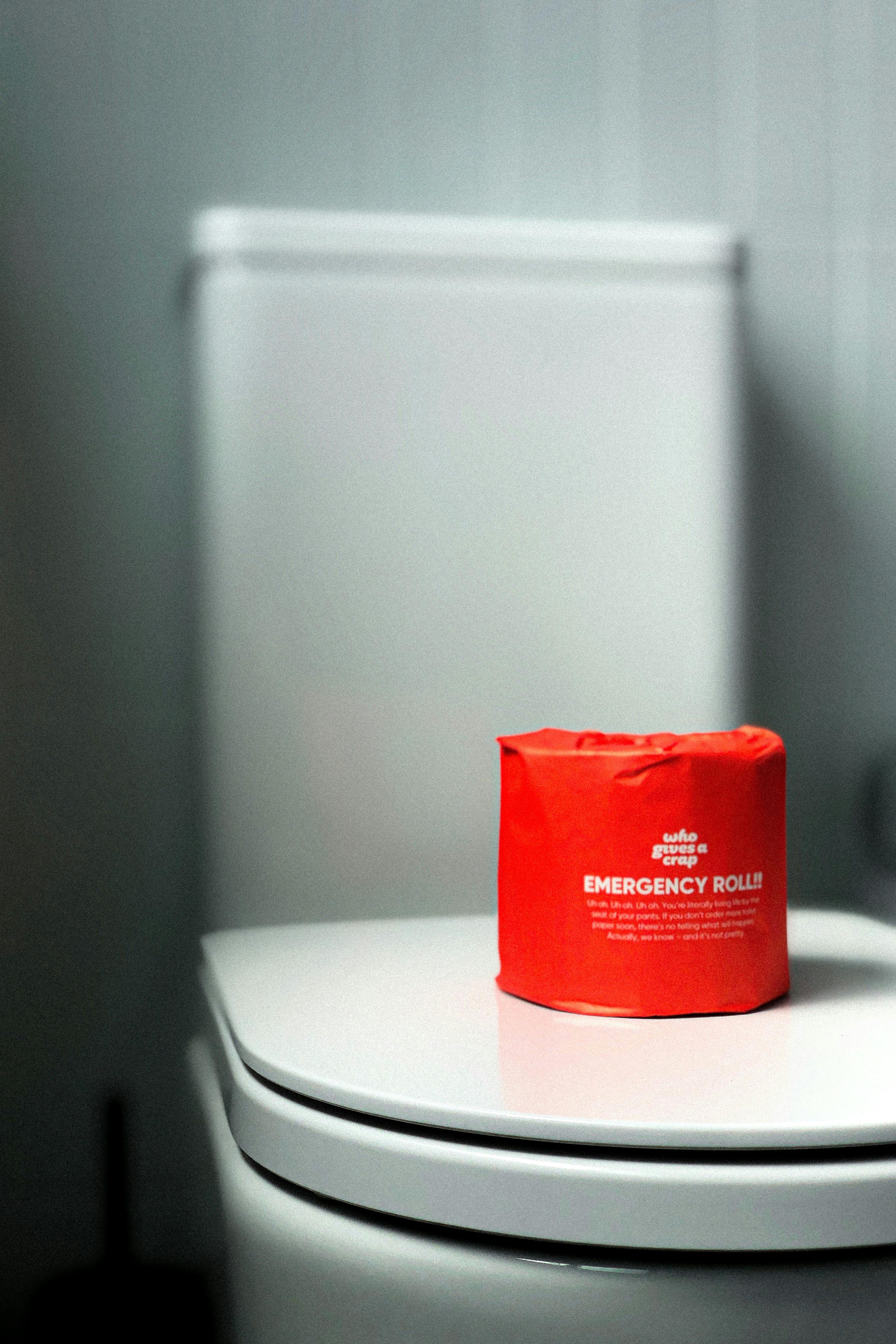 ソファでタブレットを使ってストリーミングコンテンツを視聴する人