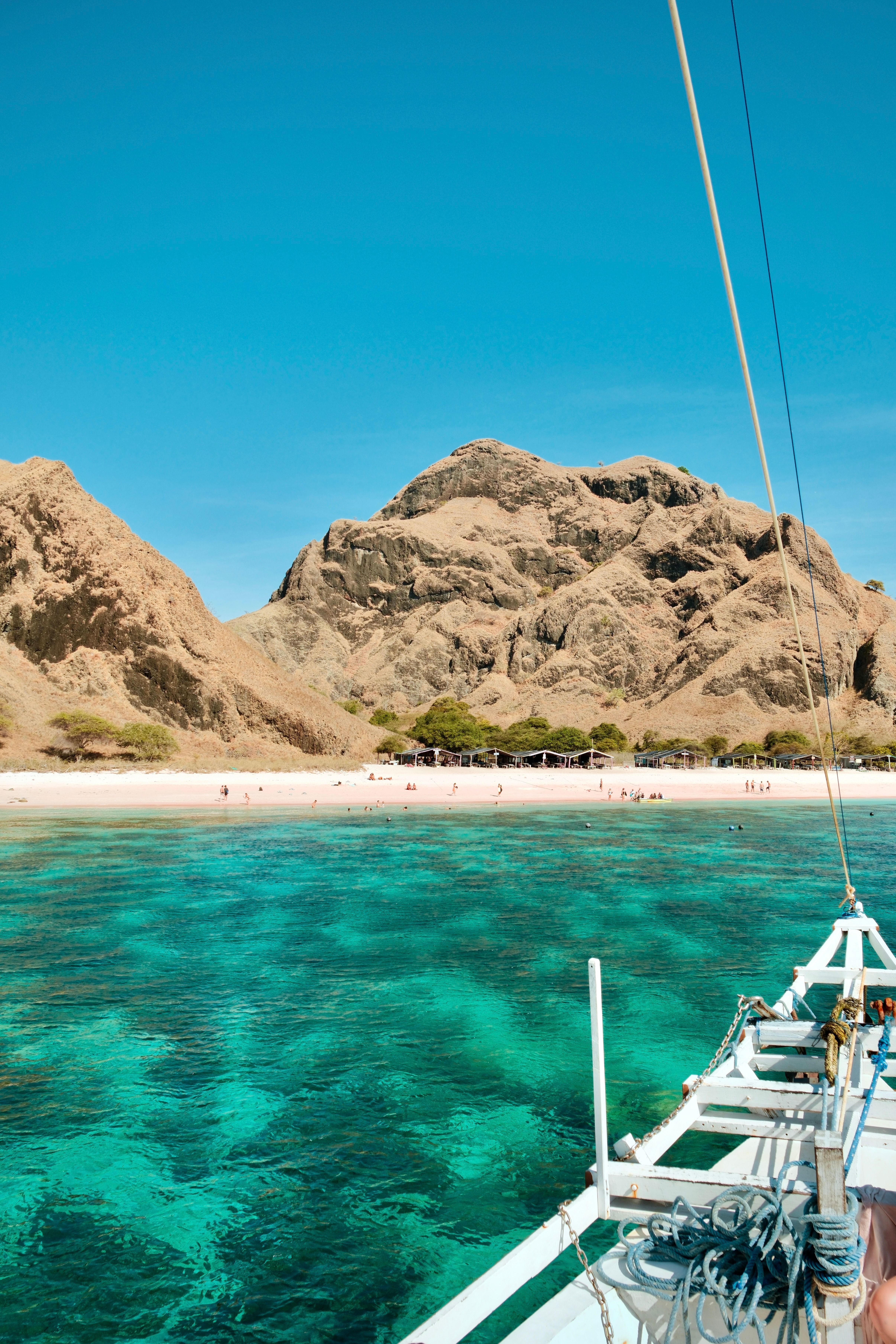 Stunning seascape featuring turquoise waters and rugged mountains in East Nusa Tenggara, Indonesia. - Fotografer Sidoarjo