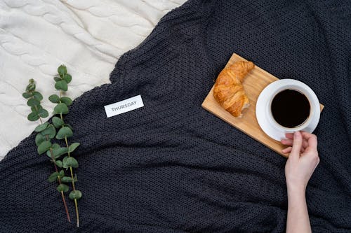 Ilmainen kuvapankkikuva tunnisteilla Aamiainen, croissant, flatlay