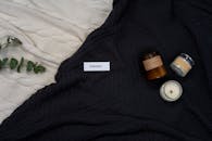 周五的轻松场景，配有蜡烛和毯子，营造出温暖舒适的氛围