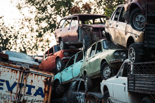 Free Pile of old, rusted cars at a sunny outdoor junkyard in Denizli, Türkiye. Stock Photo