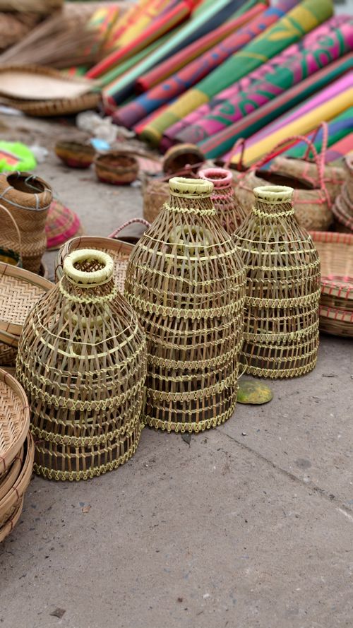 Free An assortment of handcrafted wicker baskets displayed at an outdoor market, showcasing traditional craftsmanship. Stock Photo