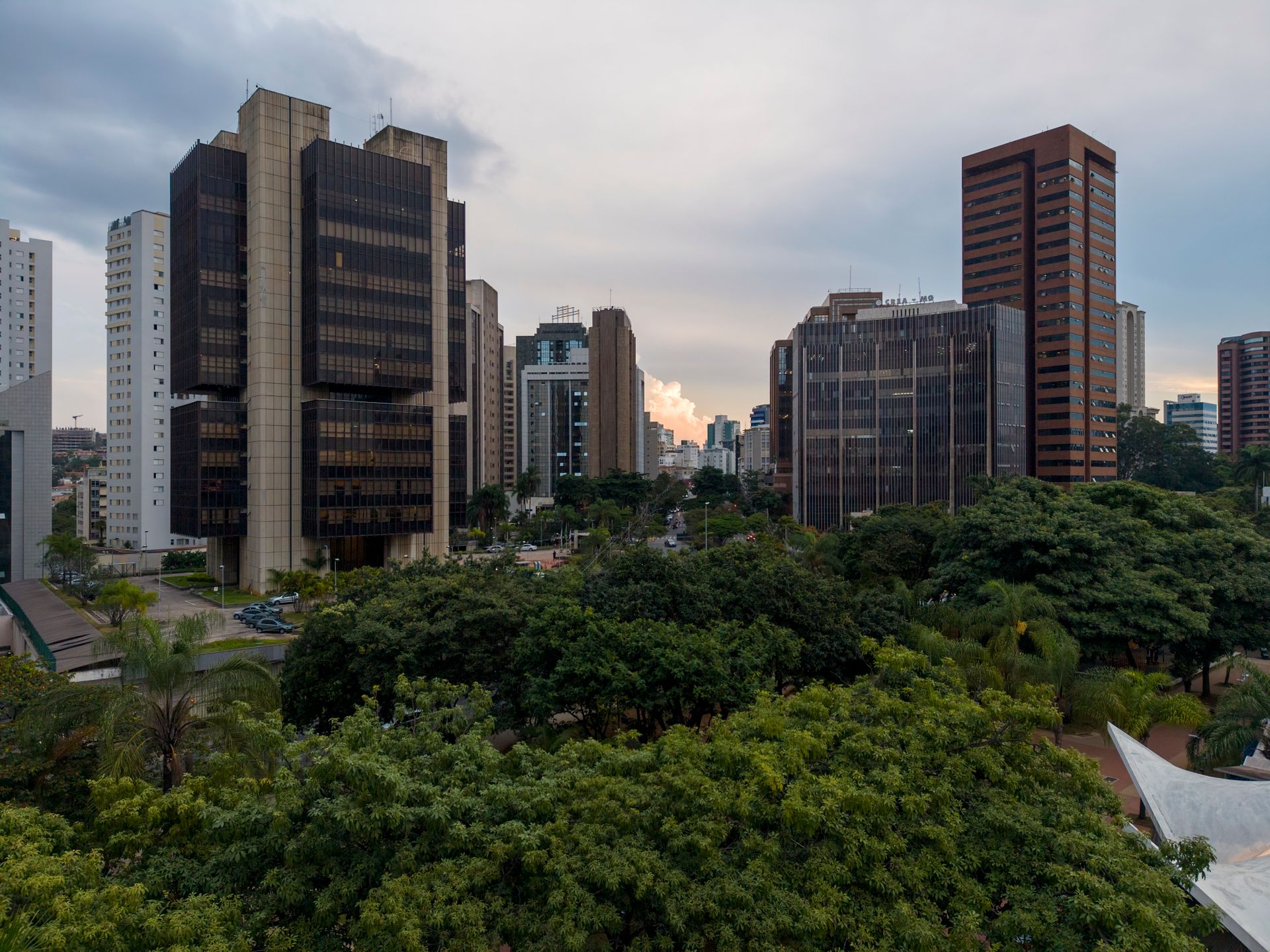 Aerial view of modern skyscrapers and lush greenery in Belo Horizonte, highlighting the city's urban landscape.