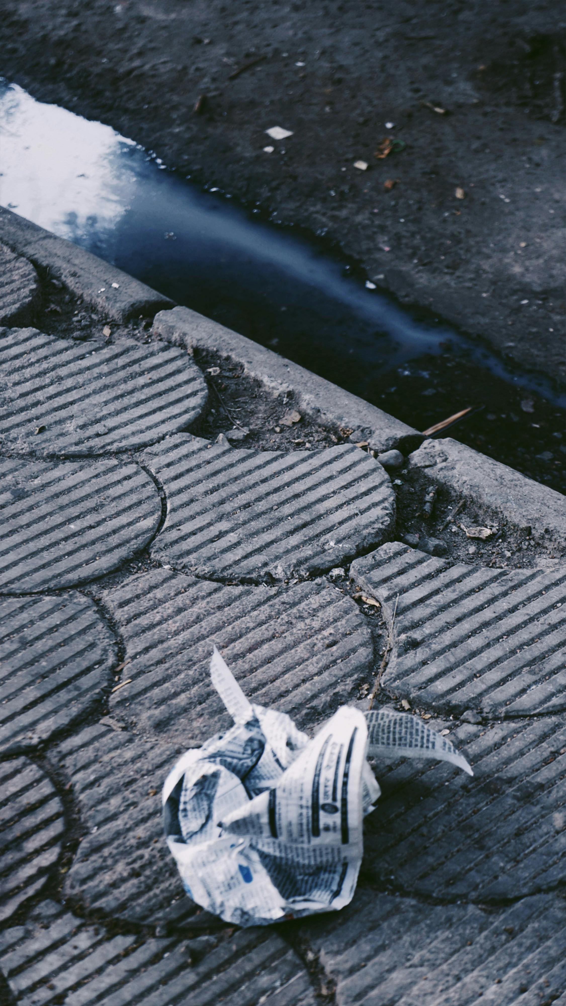 Pessoa assistindo streaming em um laptop