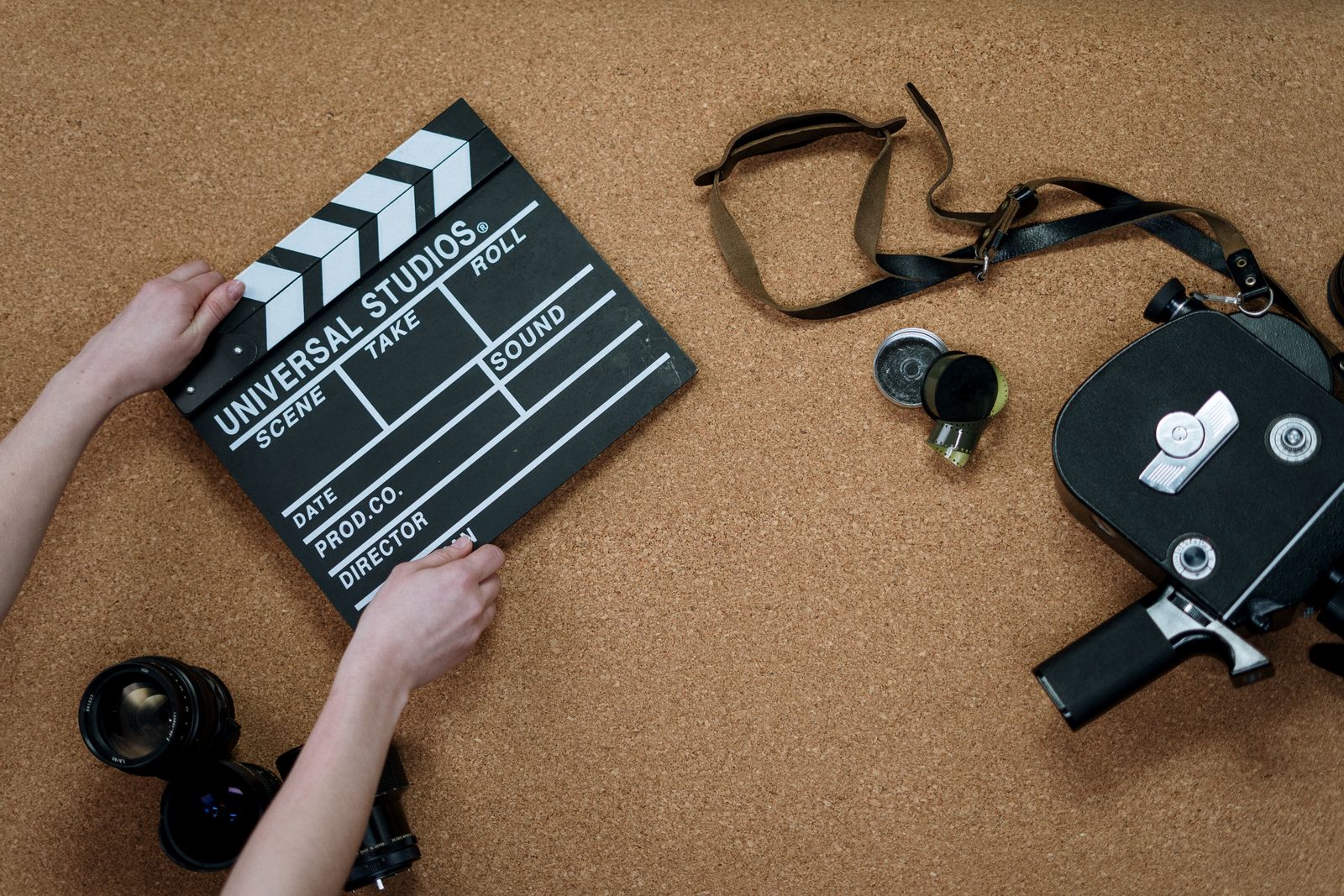 claquete de cinema sobre fundo preto
