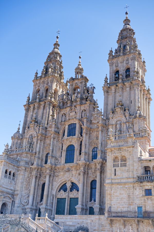 Vue en contre-plongée sur la façade baroque de la cathédrale de Saint-Jacques-de-Compostelle