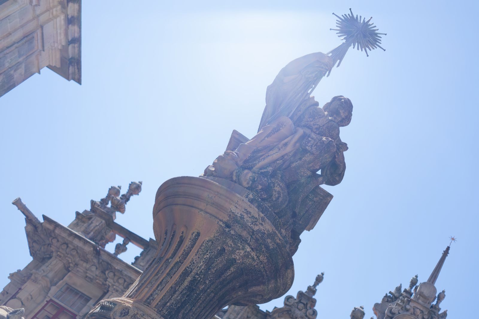 Une lumière voilée nimbe une statue couronnée d'une étoile, à Saint-Jacques-de-Compostelle