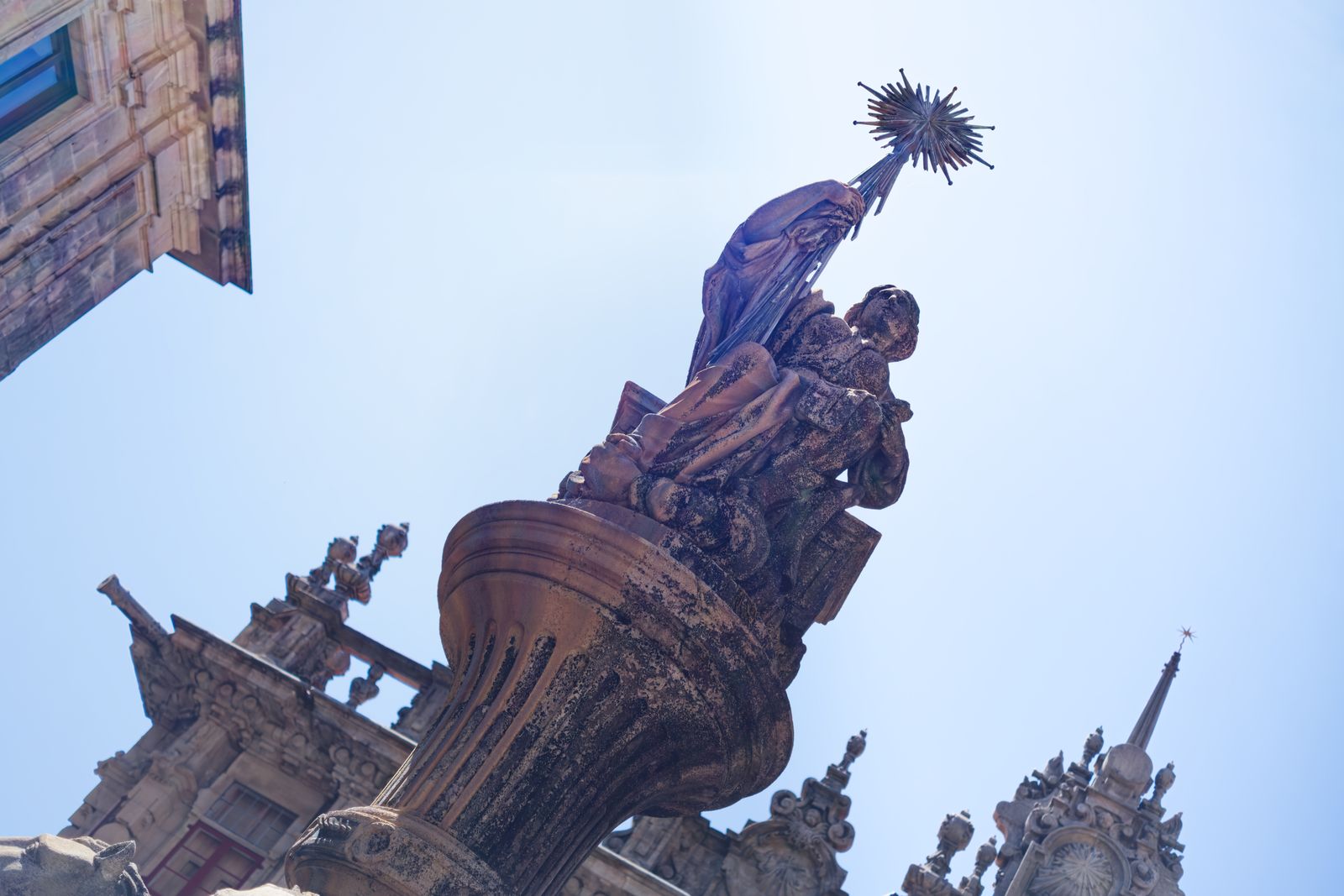 Une statue étoilée domine les toits de Saint-Jacques-de-Compostelle