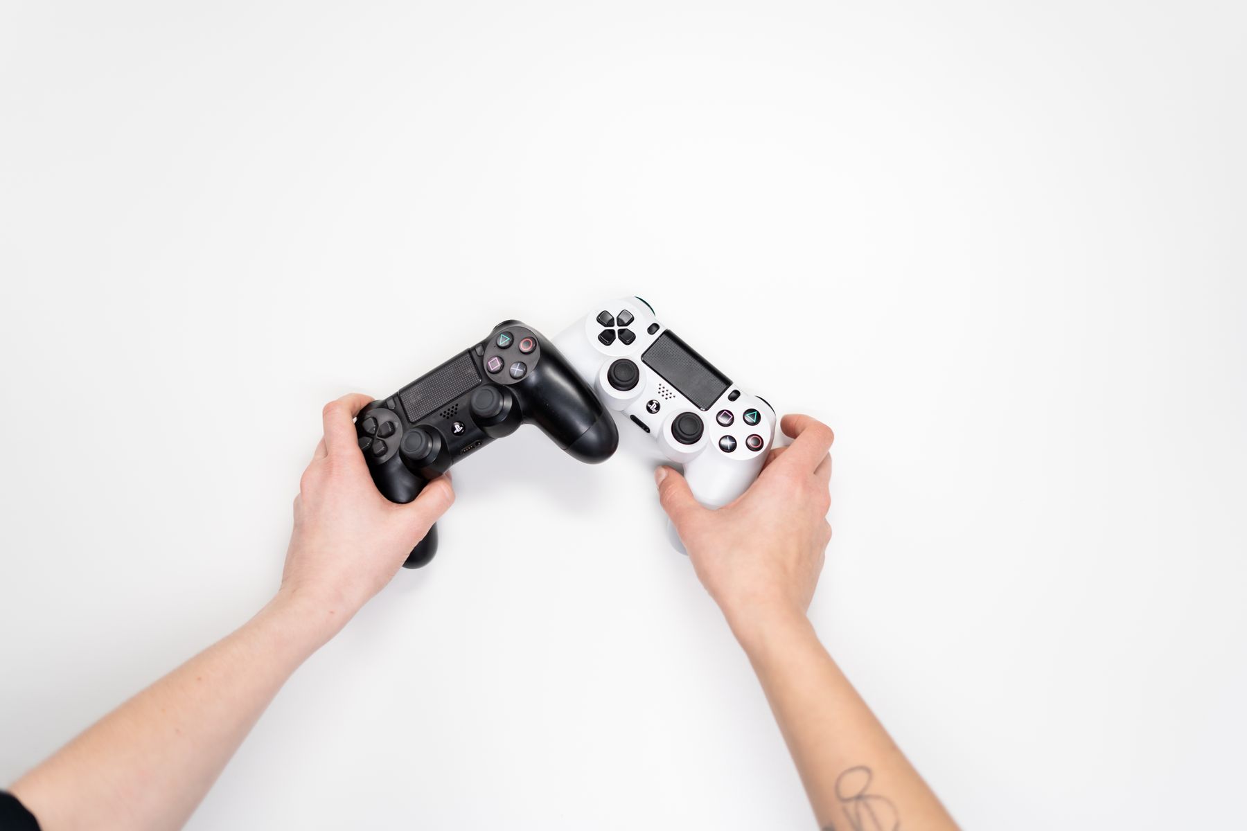 Streamer using gaming monitors, microphone and capture equipment