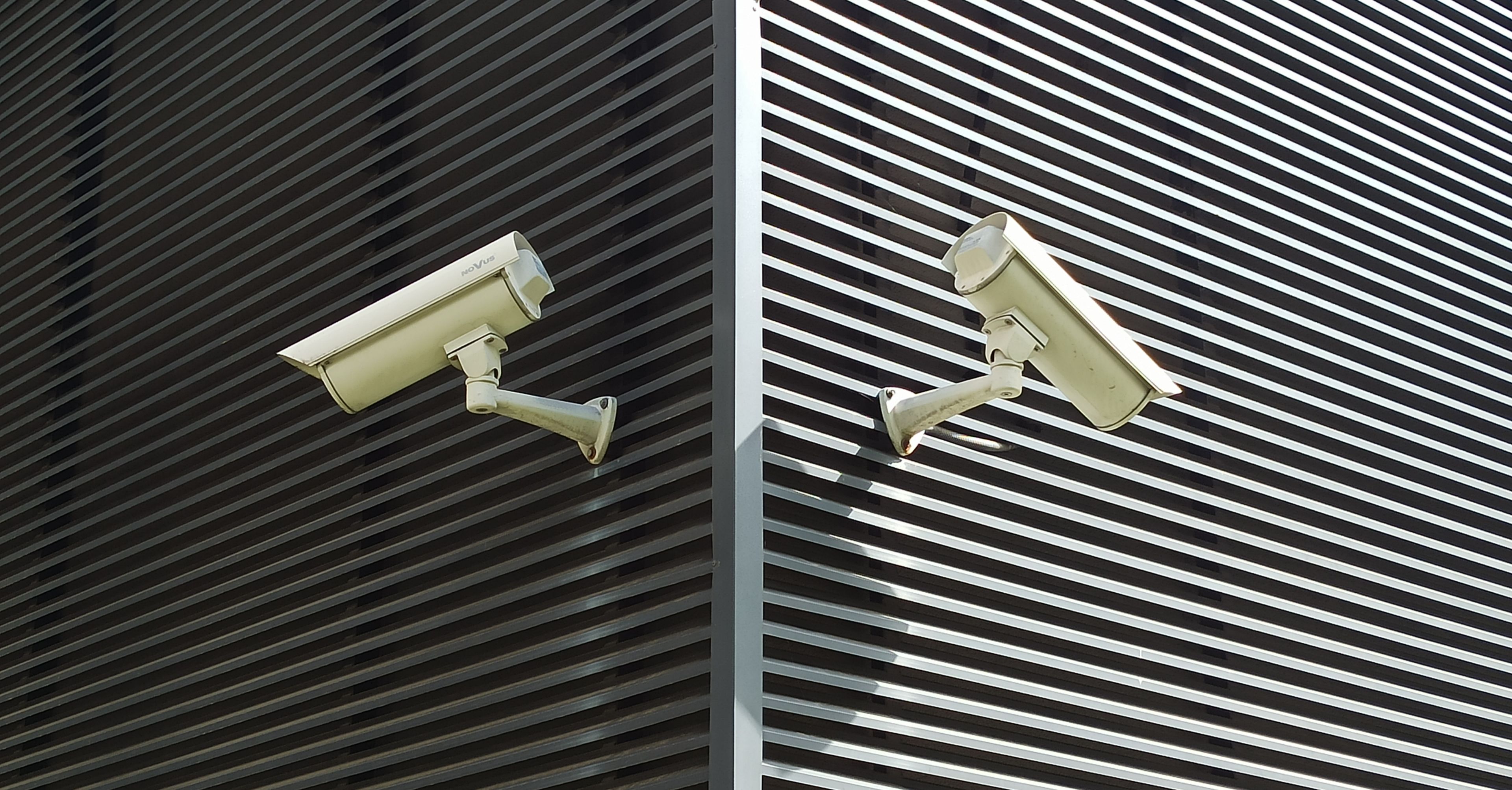 Kamera monitoringu na ścianie domu