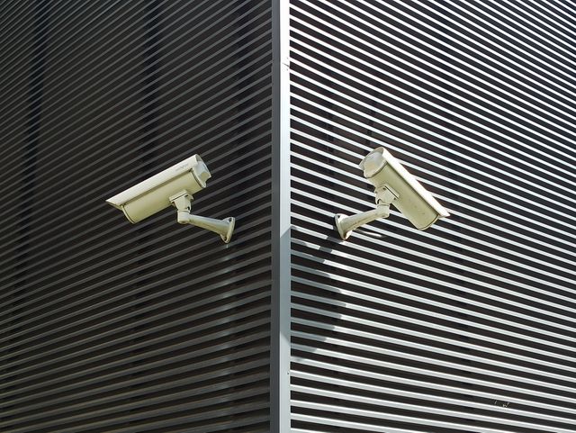 Deux caméras de surveillance installées sur un mur en lattes à Bordeaux