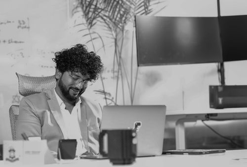 Free A business professional working on a laptop at a modern office desk. Stock Photo
