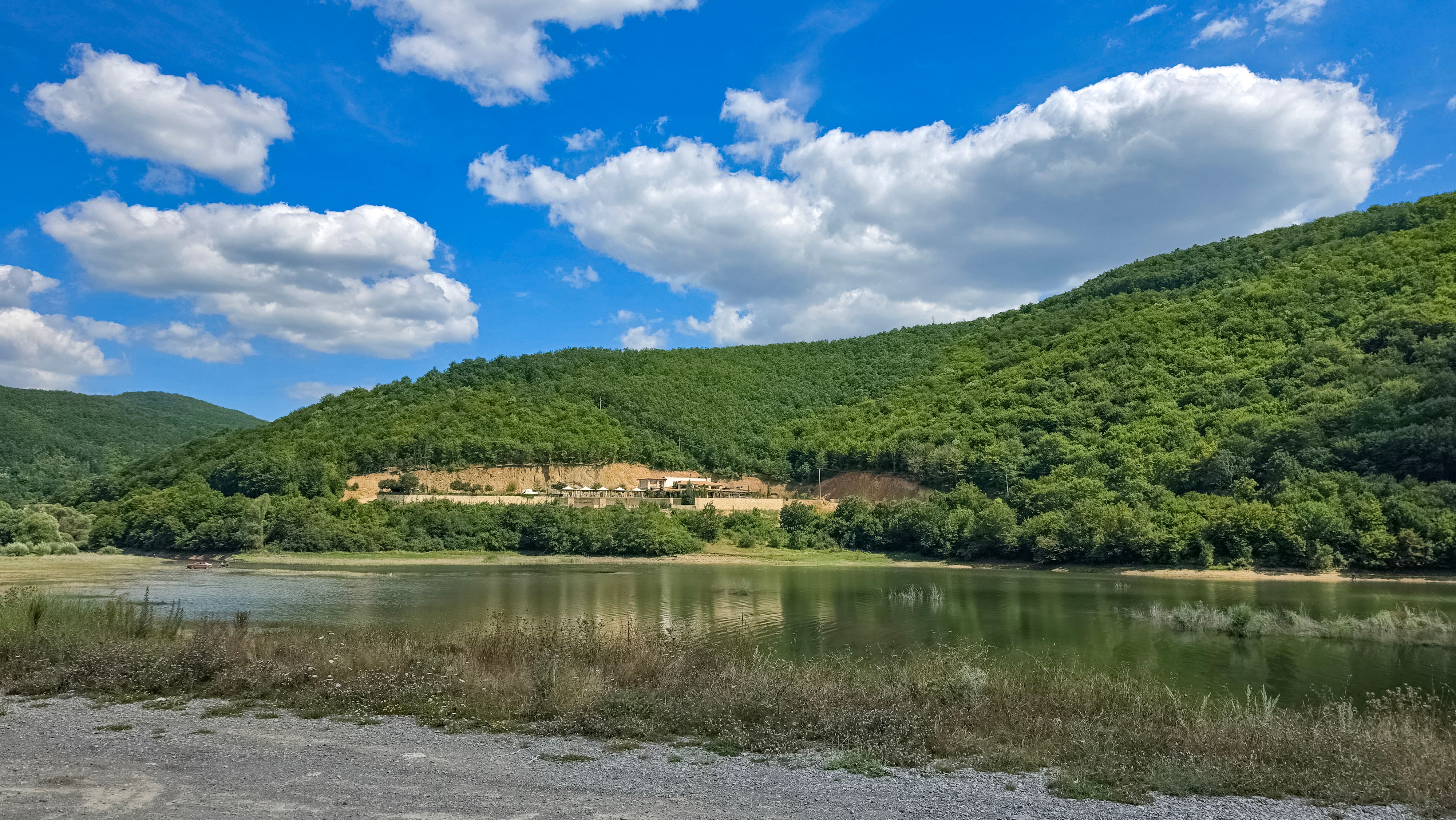 Colinas y embalse en Kosovo en verano