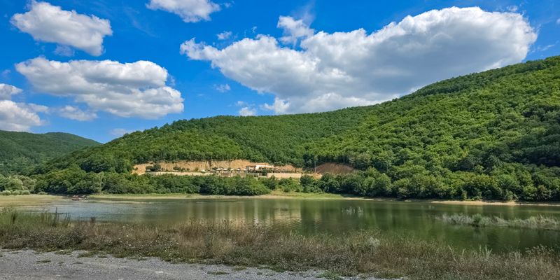 Colinas y embalse en Kosovo en verano