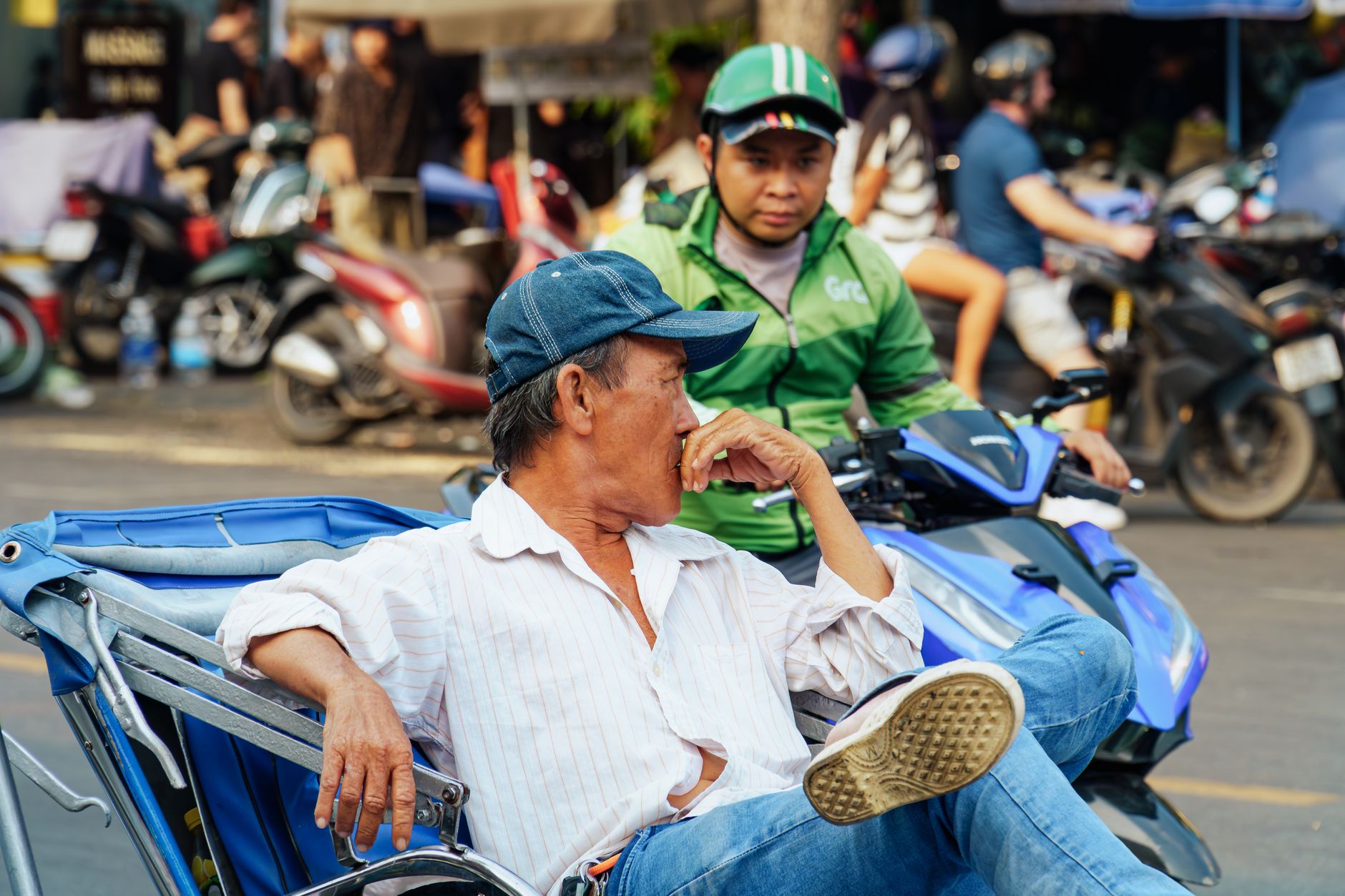 Người quan sát ghi lại địa điểm nghi ngờ bằng điện thoại từ khoảng cách an toàn lúc chiều tối