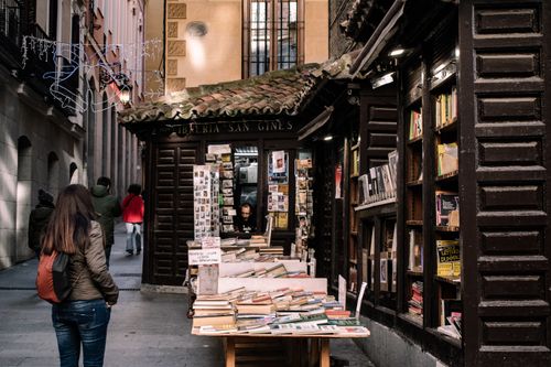 Free A picturesque European street scene featuring a cozy outdoor bookstore with books on display. Stock Photo