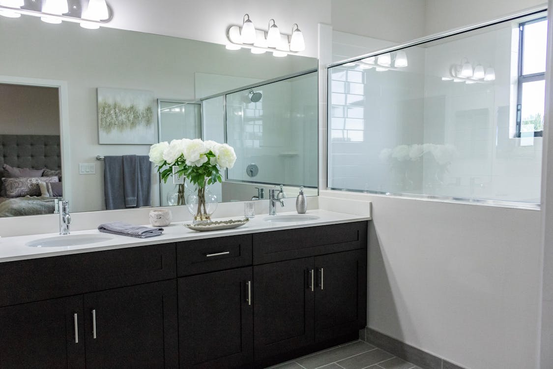 Maximizing Vertical Space in Your Bathroom