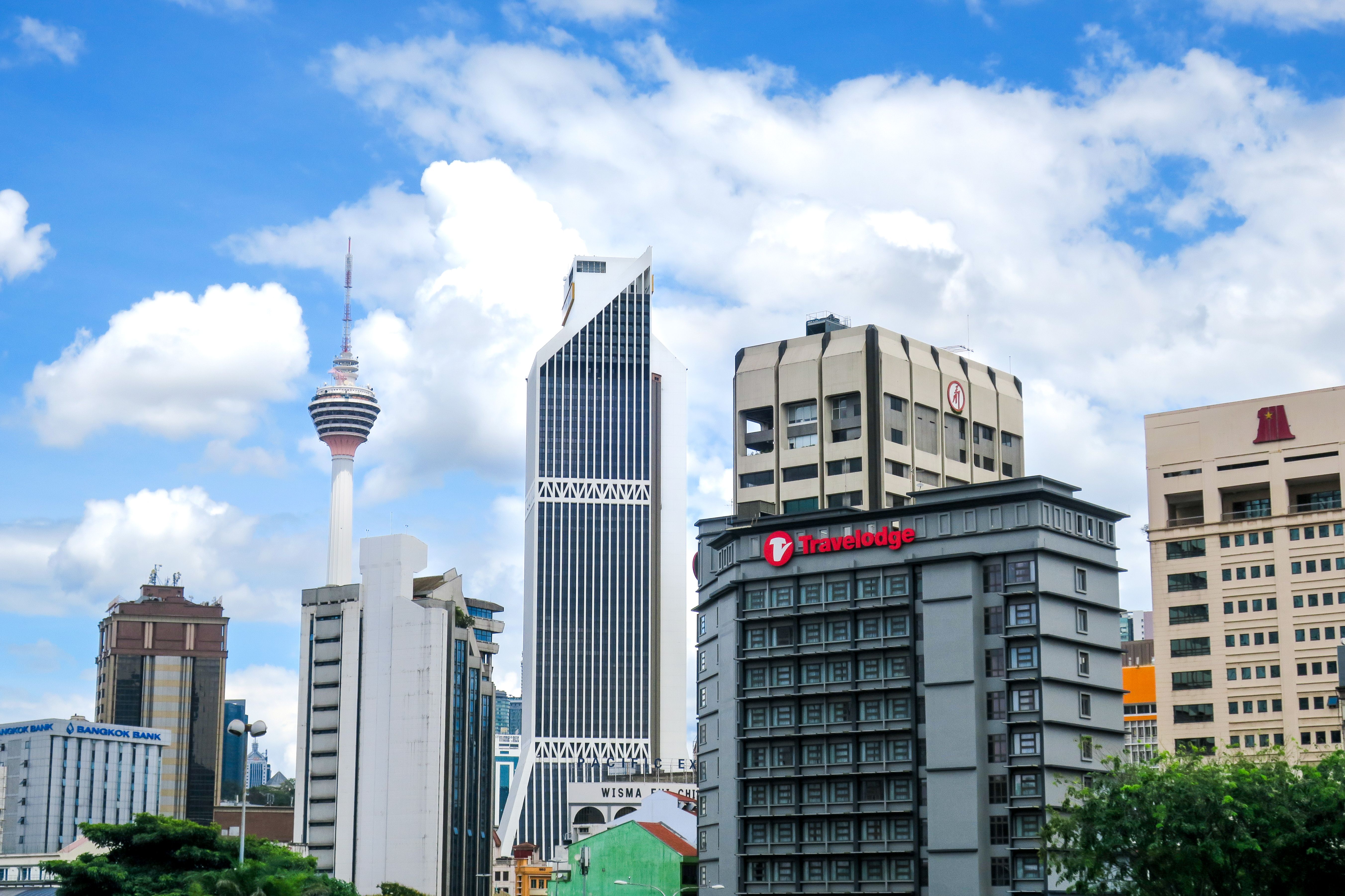 Latar langit Kuala Lumpur sebagai latar belakang pejabat kami