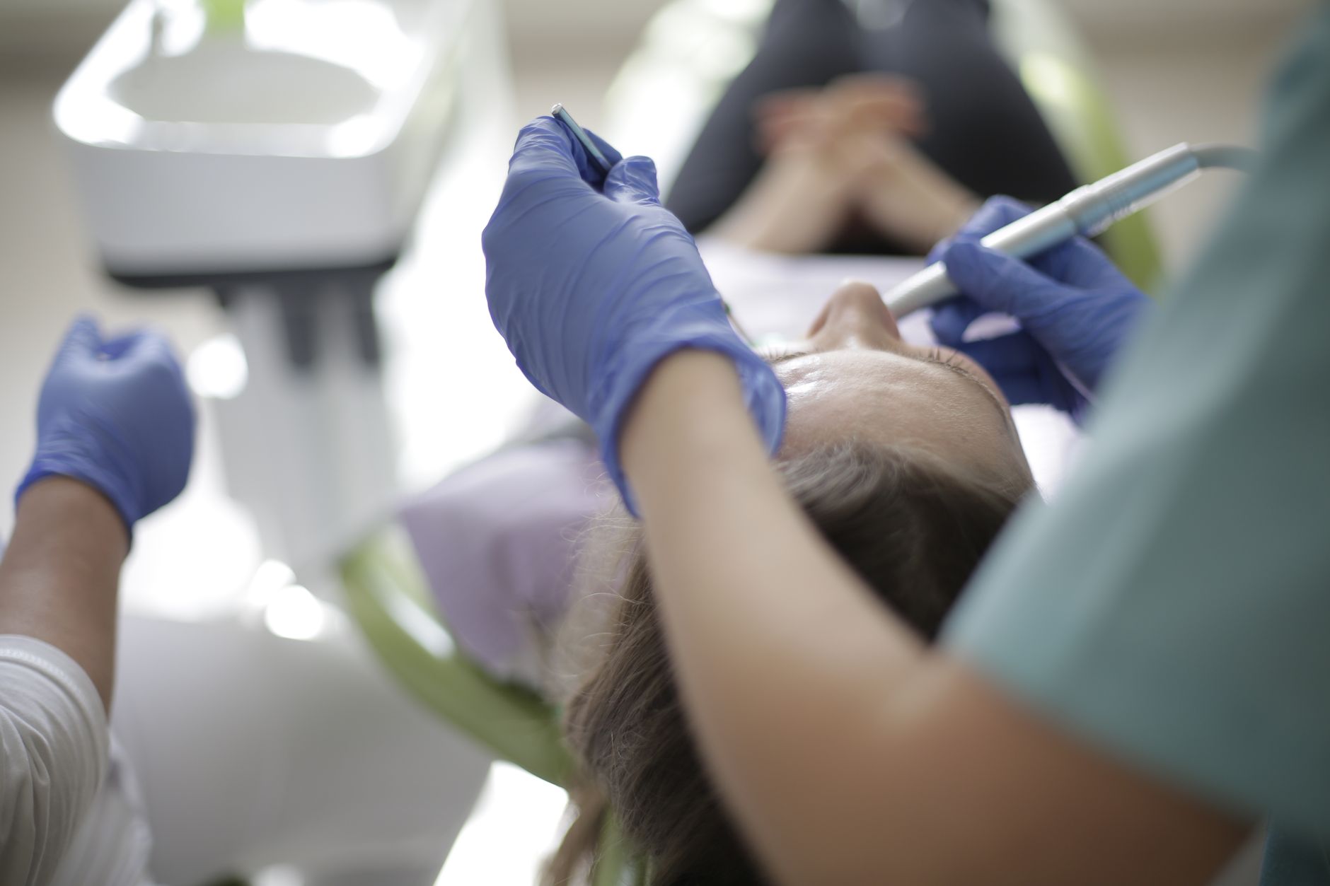 Médico dentista a examinar a mandíbula de utente