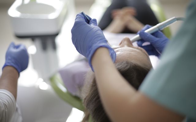 Dentist performing painless single sitting root canal treatment in Tollygunge Kolkata