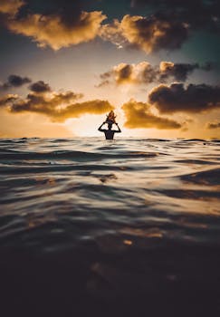 日落时分，一个人在海边享受剪影，捕捉宁静之美