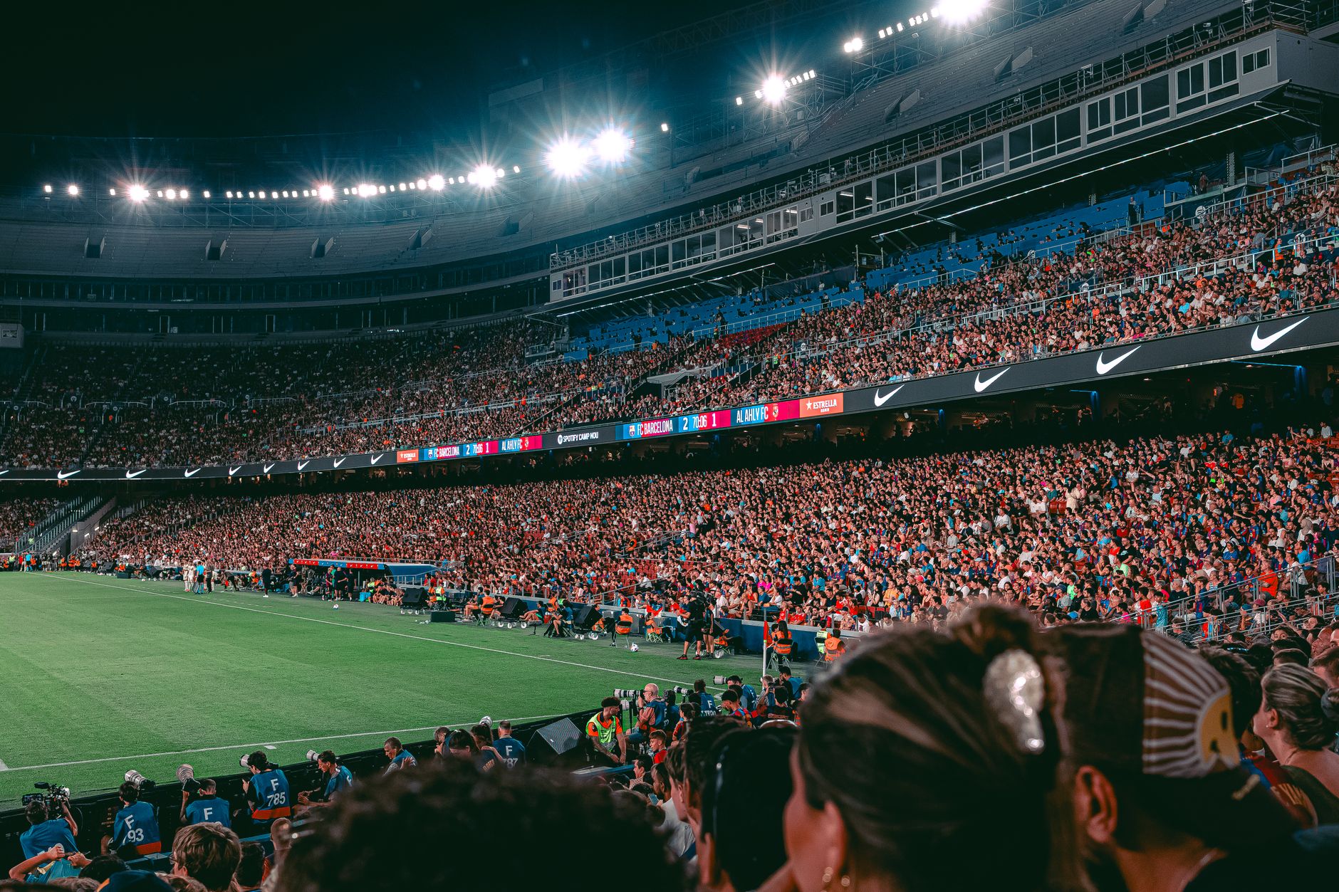 Gece ışıklandırması altında bir futbol stadyumu