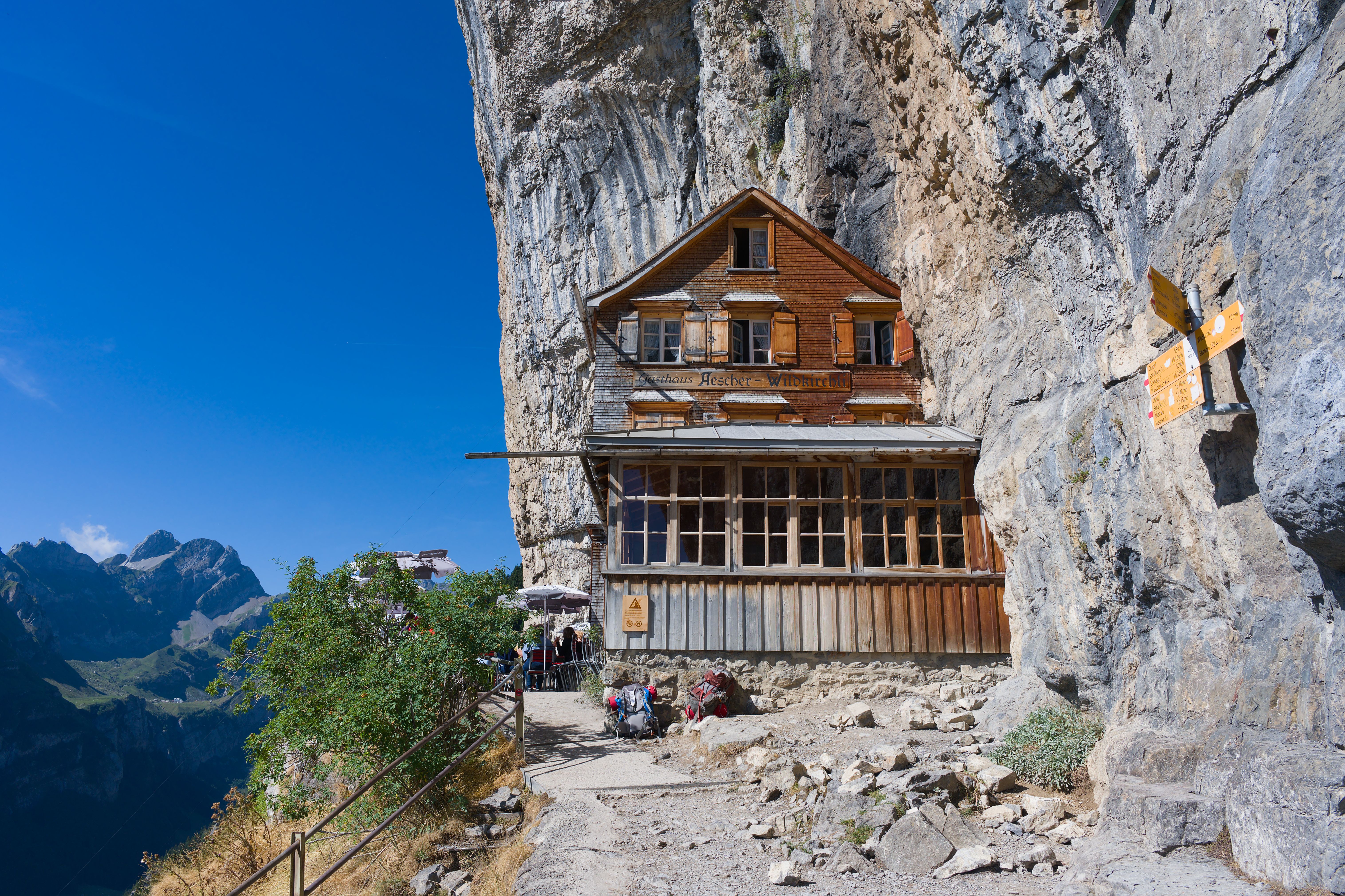Casa En El Acantilado De Montaña En Appenzell, Suiza · Foto de stock ...