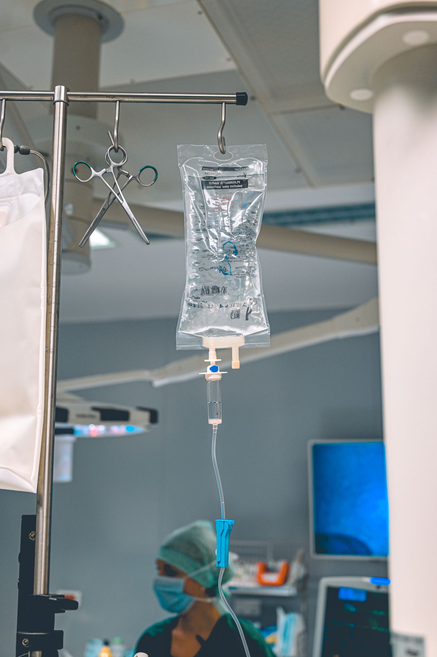 Equipo de infusión e instrumentos médicos en un quirófano