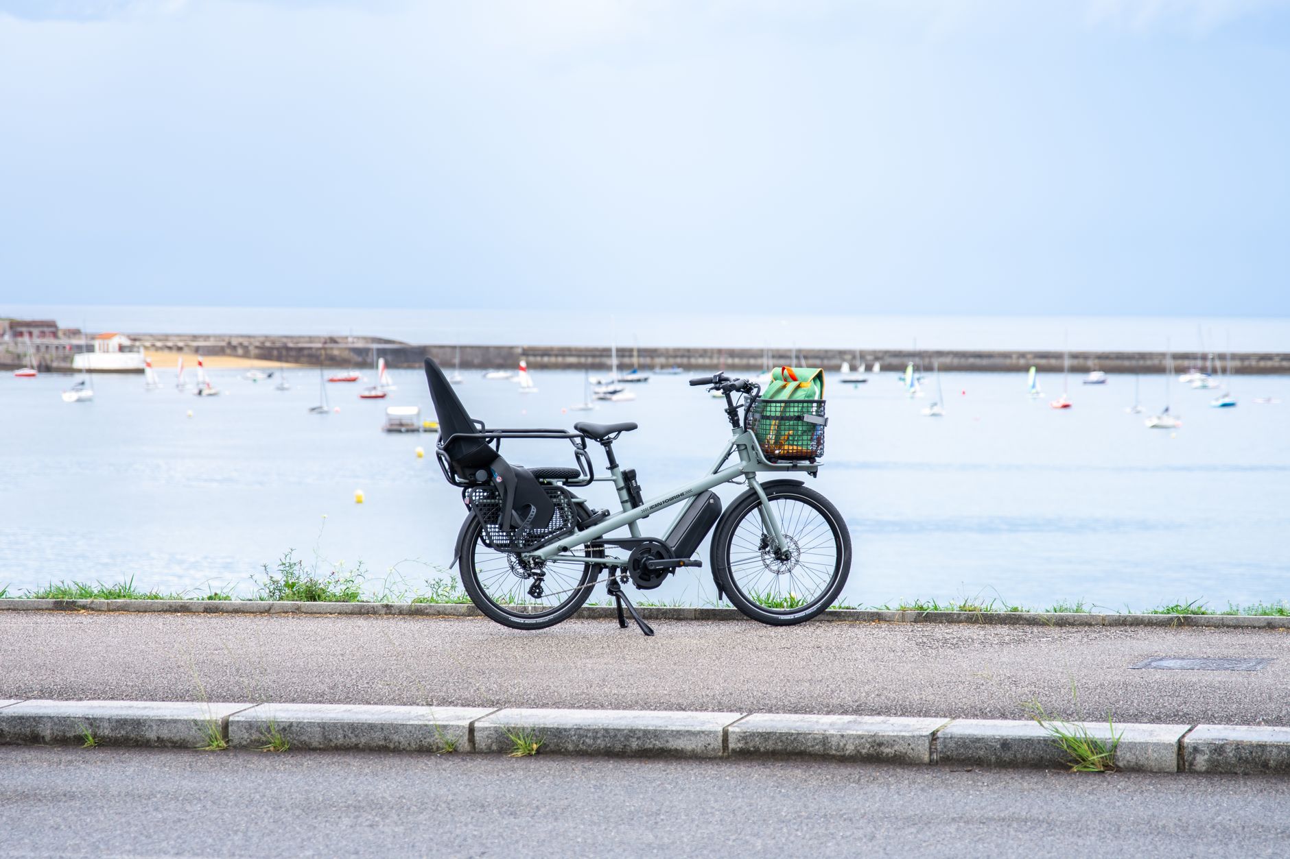 Frühling unterwegs: Technik für Auto- und E-Bike-Ausflüge
