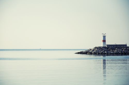 Free Tranquil seaside landscape with a lighthouse in Kuşadası, Türkiye. Stock Photo