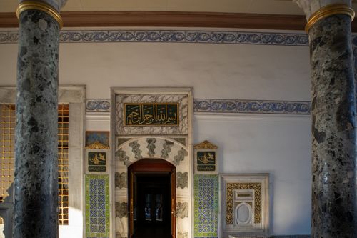 Free A detailed view of the historic Ottoman architecture in Topkapi Palace, featuring ornate tile work and Arabic script. Stock Photo