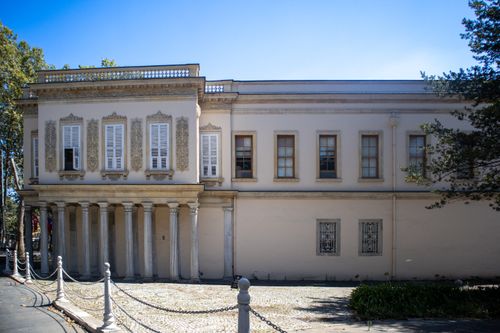 Free A stunning example of neoclassical architecture with ornate details in Istanbul, Türkiye. Stock Photo