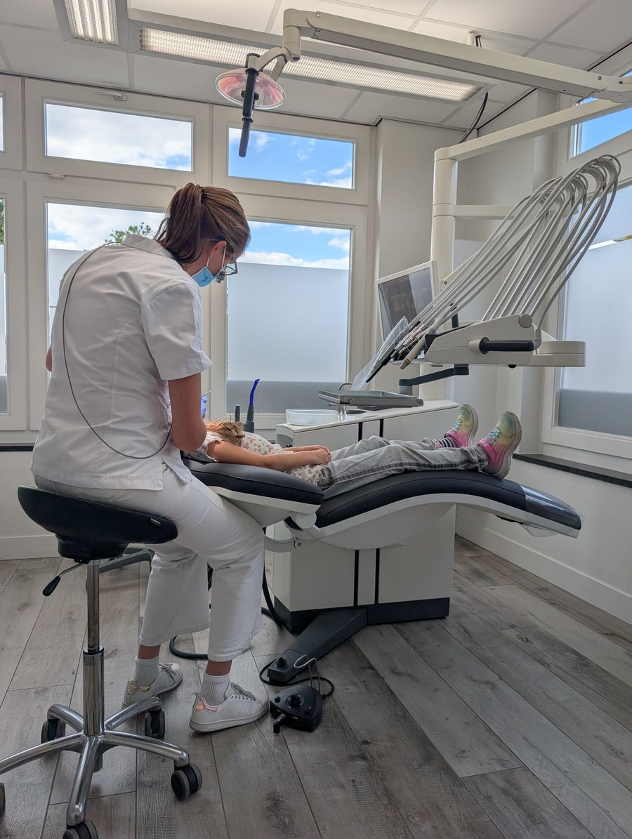 Enfant examiné chez le dentiste