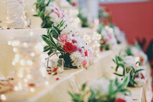 бесплатная Цветы на белом столе Стоковое фото