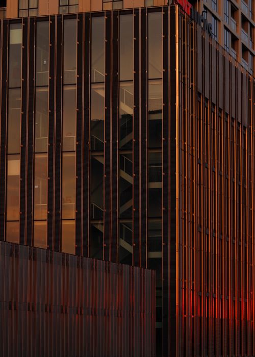 Free A striking modern building facade reflecting sunset hues in Eindhoven, Netherlands. Stock Photo