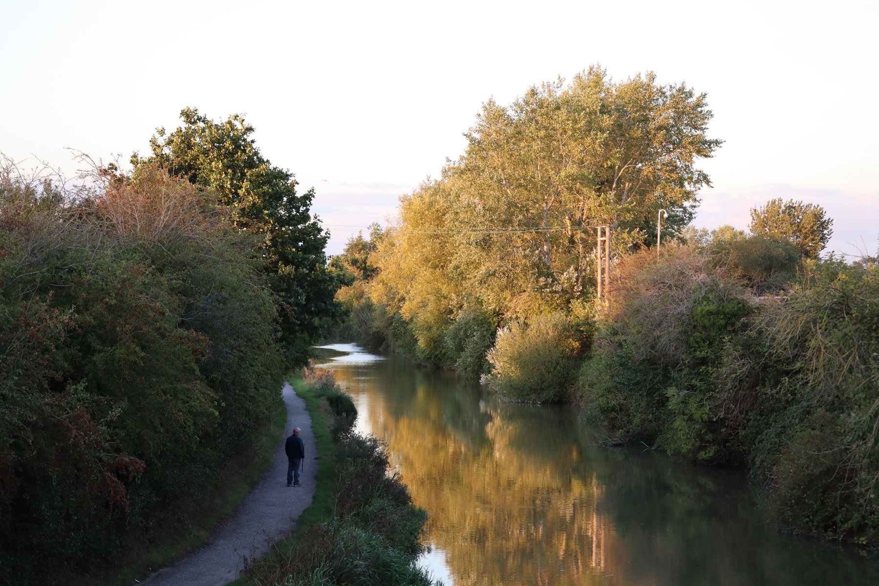 Reading's Riverside Pubs: An Evening Walk Between Two Bridges