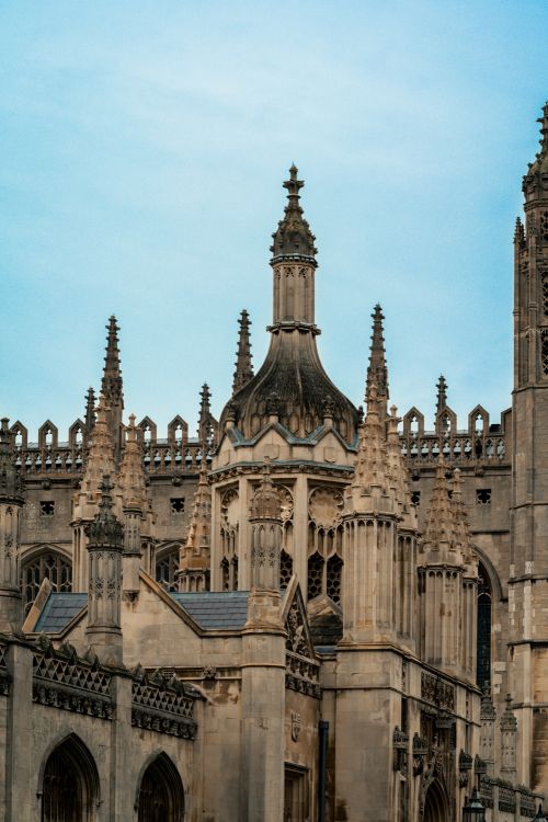 Free Captivating Gothic architecture of Oxford, showcasing intricate spires against a blue sky. Stock Photo