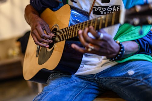 Безкоштовне стокове фото на тему «акустична гітара, бренькіт, виконавець»