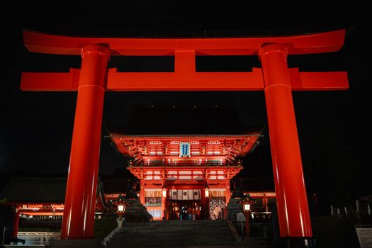 Rotes Torii-Tor am Fushimi-Inari-Schrein in Kyoto bei Nacht
