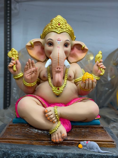 Free Colorful Ganesha idol with traditional decor, symbolizing wisdom and new beginnings. Stock Photo