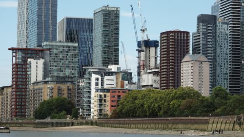 Free Diverse architectural styles in an urban skyline, featuring skyscrapers and construction cranes. Stock Photo