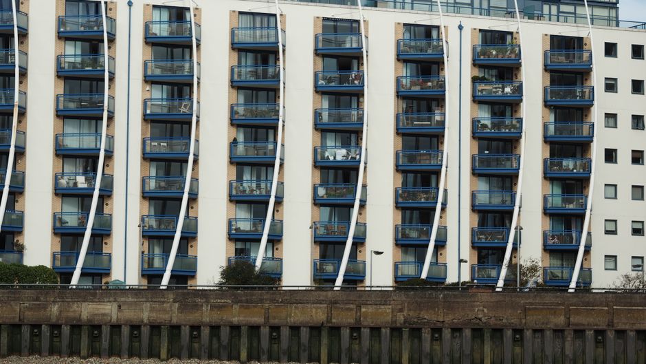 Immeuble d'appartements modernes avec balcons sur une façade colorée
