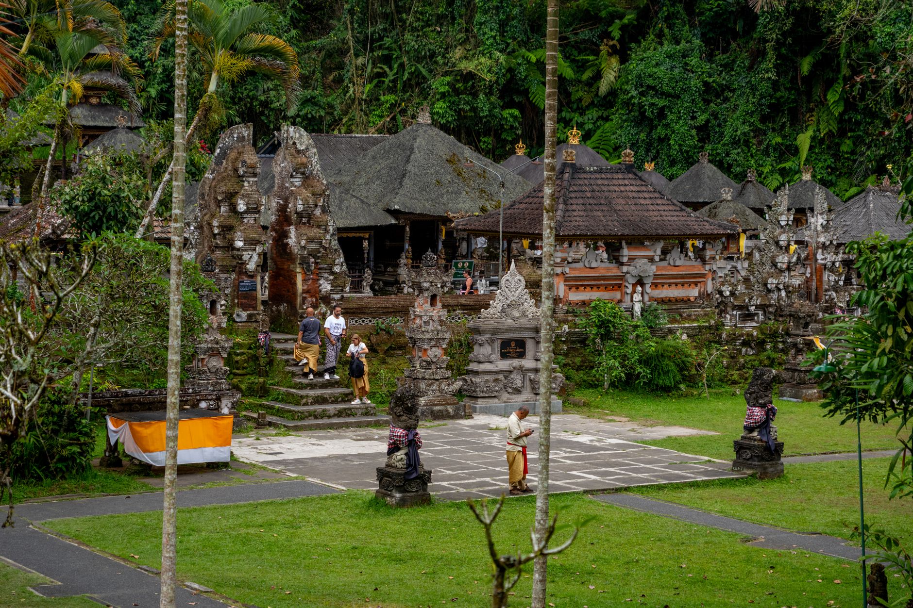 Sân làng Bali trong nghi lễ truyền thống, người dân đứng quanh khu vực tổ chức với trang phục địa phương