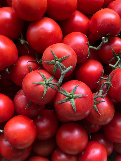 Free Vibrant and ripe red tomatoes, perfect for cooking and culinary inspiration. Stock Photo