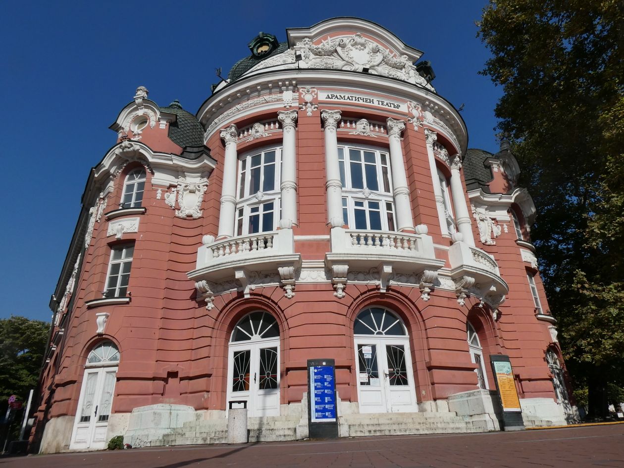 Cazare în Varna: Teatrul Dramatic din piața Nezavisimost, în centru