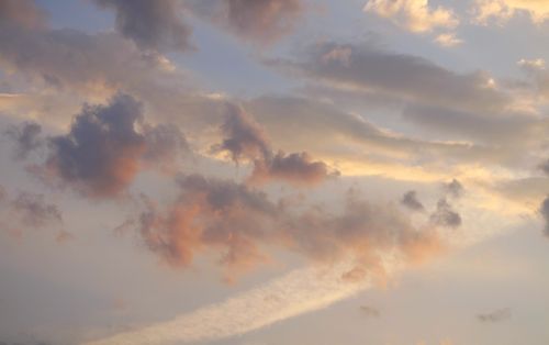 Free Soft pastel clouds during sunset over Paraná, Brazil, creating a serene sky. Stock Photo
