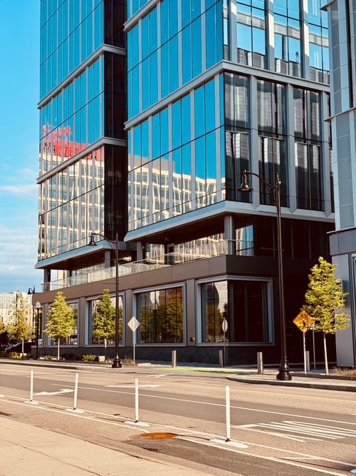 Free Contemporary glass-fronted building in Cambridge reflecting urban architecture and city life. Stock Photo