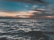 海洋上的日落令人惊叹，色彩鲜艳，云层引人注目