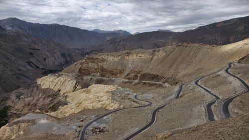 Free Scenic view of winding roads in Marango Rangarik, India with dramatic mountain landscape. Stock Photo